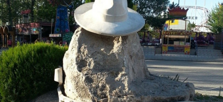 Памятный знак «Белая шляпа»: Фото 1