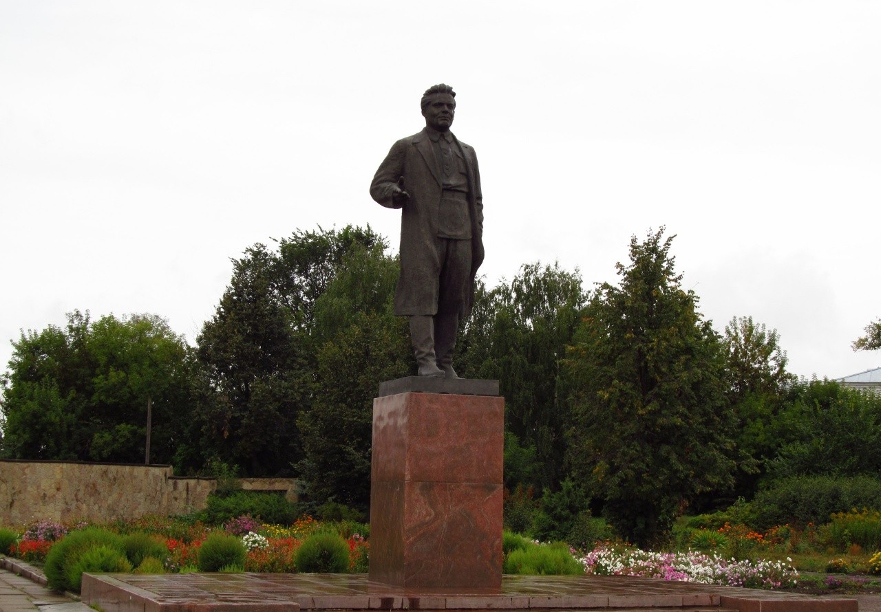 М кировская. Памятник Кирову в Уржуме. Киров Сергей Миронович Уржум памятник. Памятник Сергею Кирову в Уржуме. Памятник с м Кирову в Уржуме.