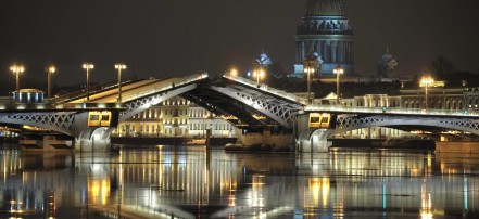 Ночная прогулка на теплоходе по Неве «Мосты повисли над Невой»