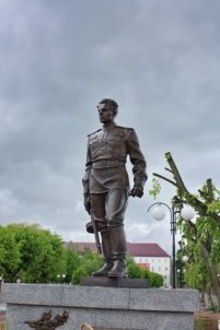 Памятник капитану Гусеву