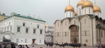 Школьная экскурсия по территории Кремля в Москве
