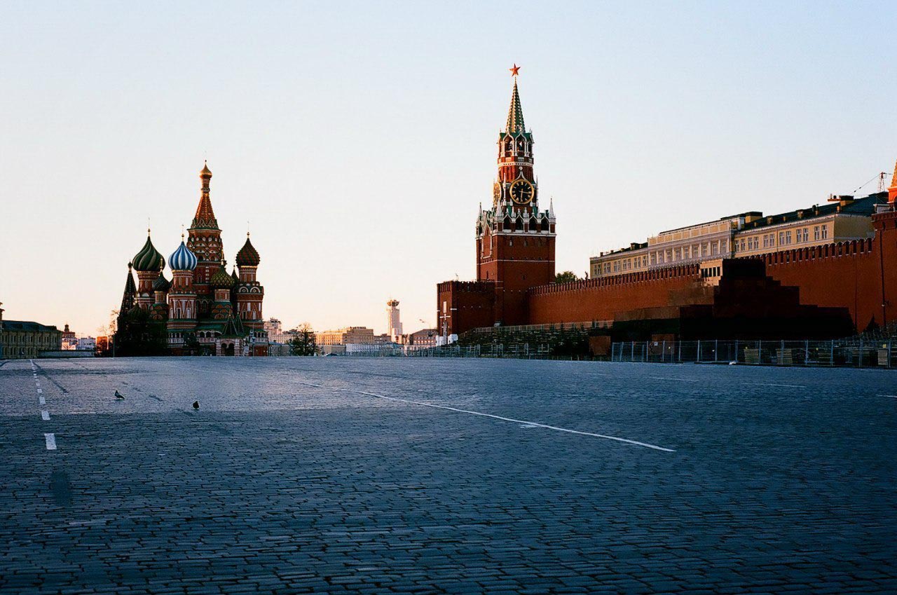 Все пор россия. Красная площадь Москва пустая. Москва Кремль красная площадь. Кремлевская площадь пустая. Площадь в Москве пустач Кремль.