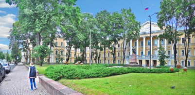 Здание Присутственных мест (Псковский кадетский корпус)