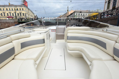 Индивидуальная водная прогулка на катере Regal в Санкт-Петербурге