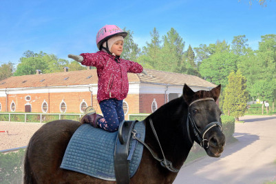Детская экскурсия «В гости к лошадкам» по конному клубу в Саратове с прогулкой на лошадях