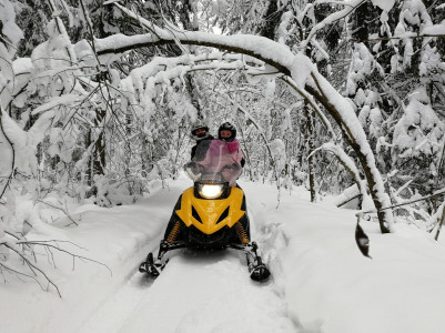 Катание на двухместном снегоходе в Ленинградской области